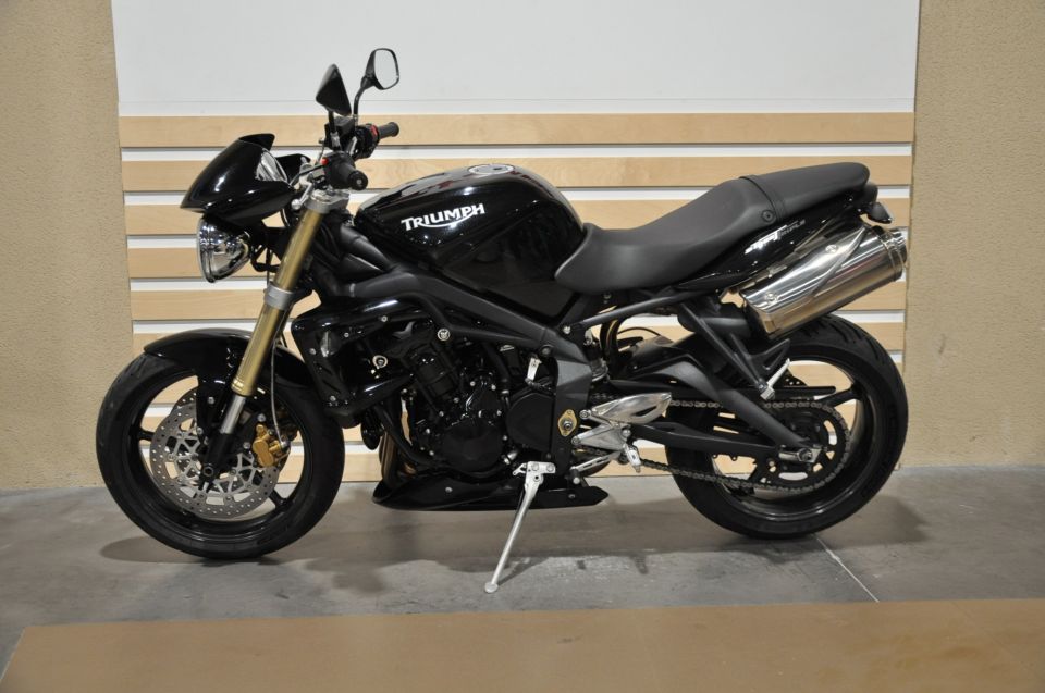 TRIUMPH STREET TRIPLE 675 4