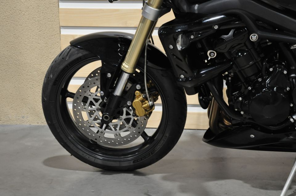 TRIUMPH STREET TRIPLE 675 4