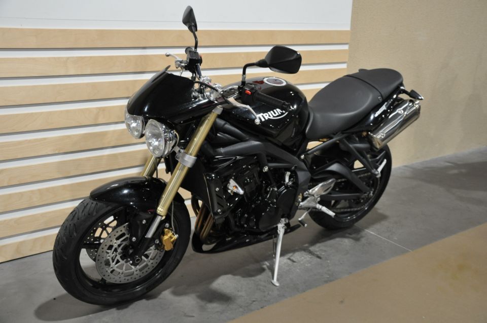 TRIUMPH STREET TRIPLE 675 4