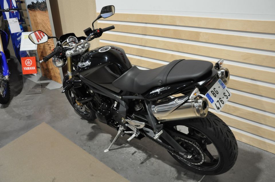 TRIUMPH STREET TRIPLE 675 4