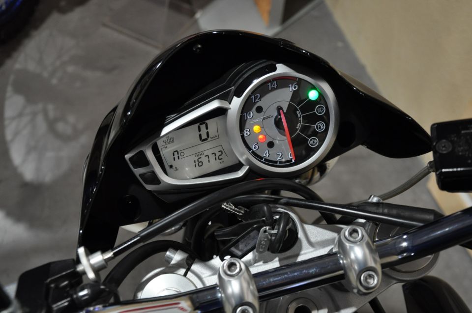 TRIUMPH STREET TRIPLE 675 4