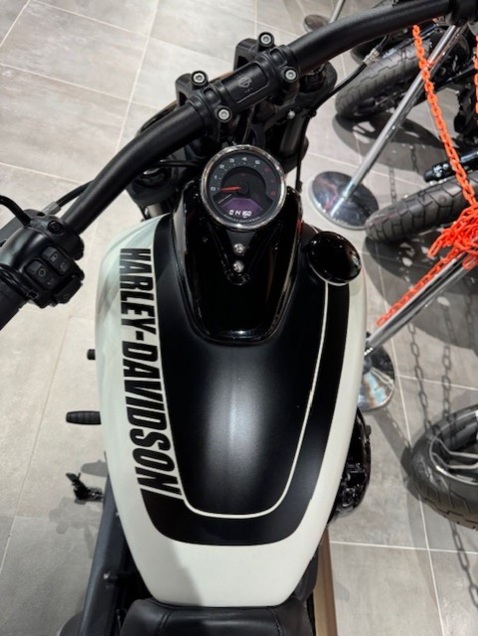 HARLEY-DAVIDSON SOFTAIL FAT BOB 1745 4