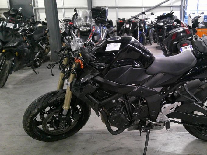 SUZUKI GSR 750 4
