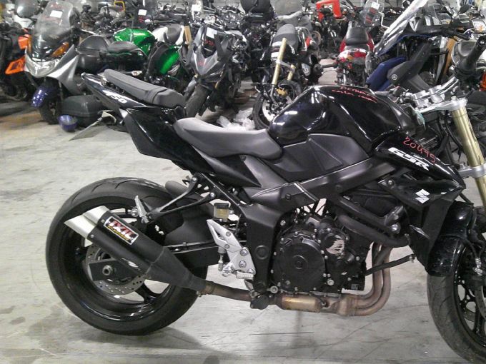SUZUKI GSR 750 4