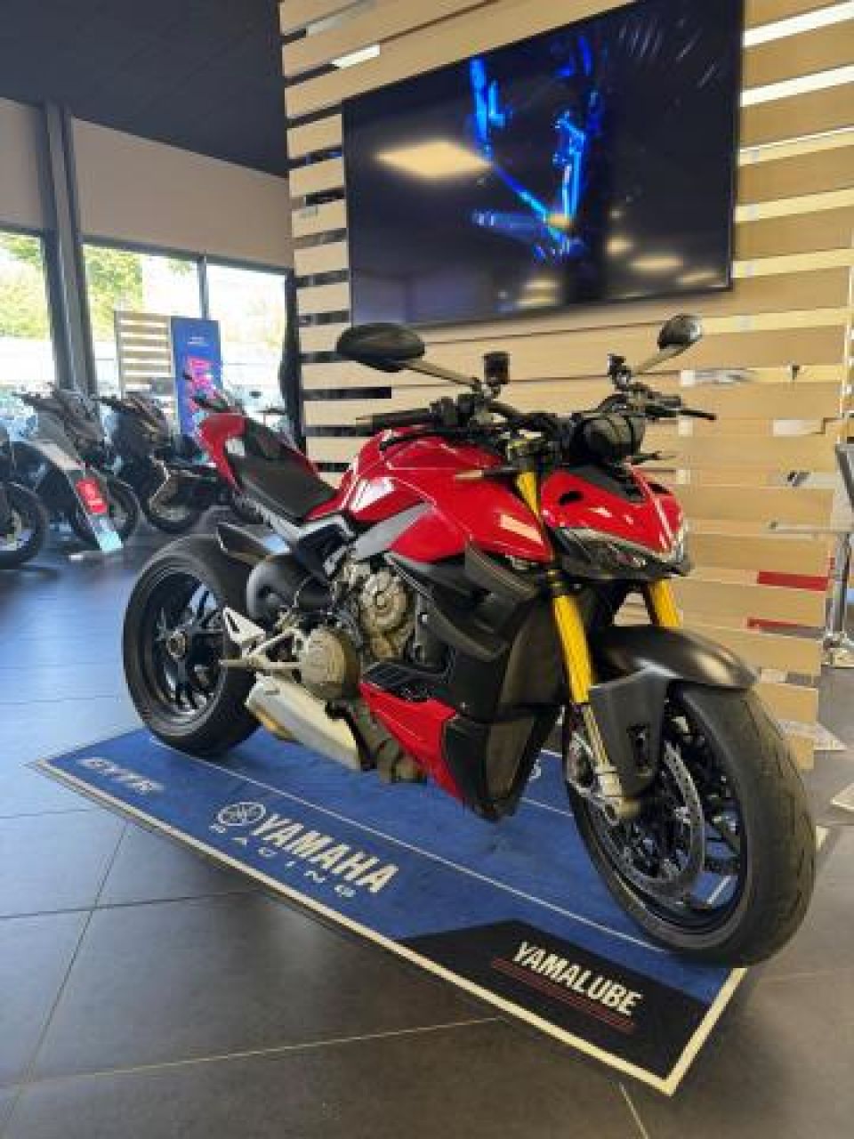 DUCATI STREETFIGHTER V4S 4