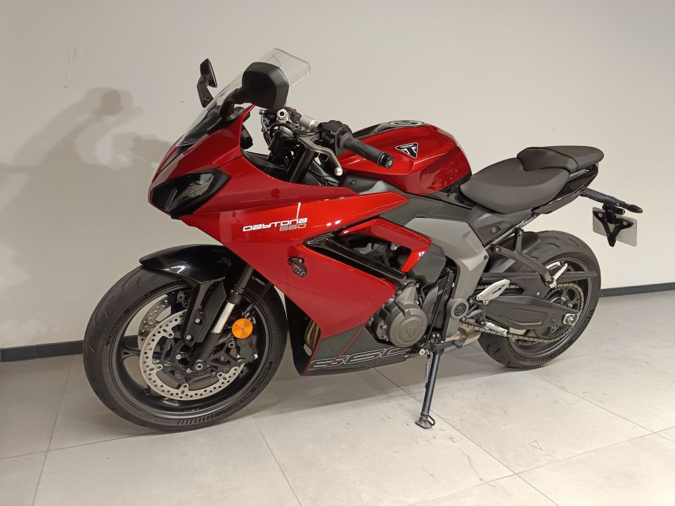 TRIUMPH 	DAYTONA 660 4