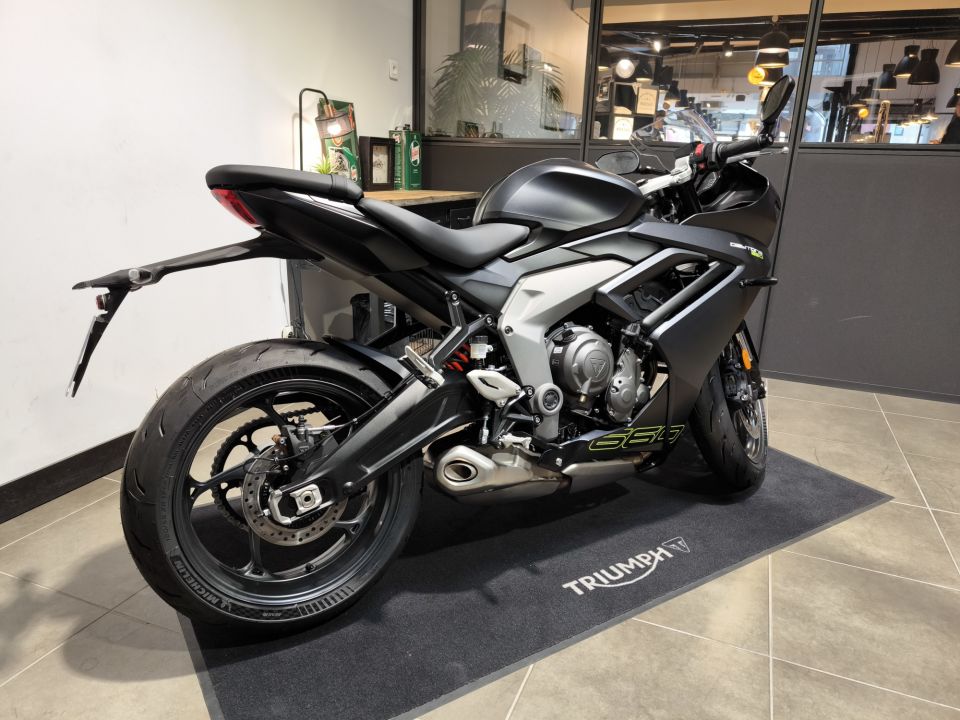 TRIUMPH 	DAYTONA 660 4