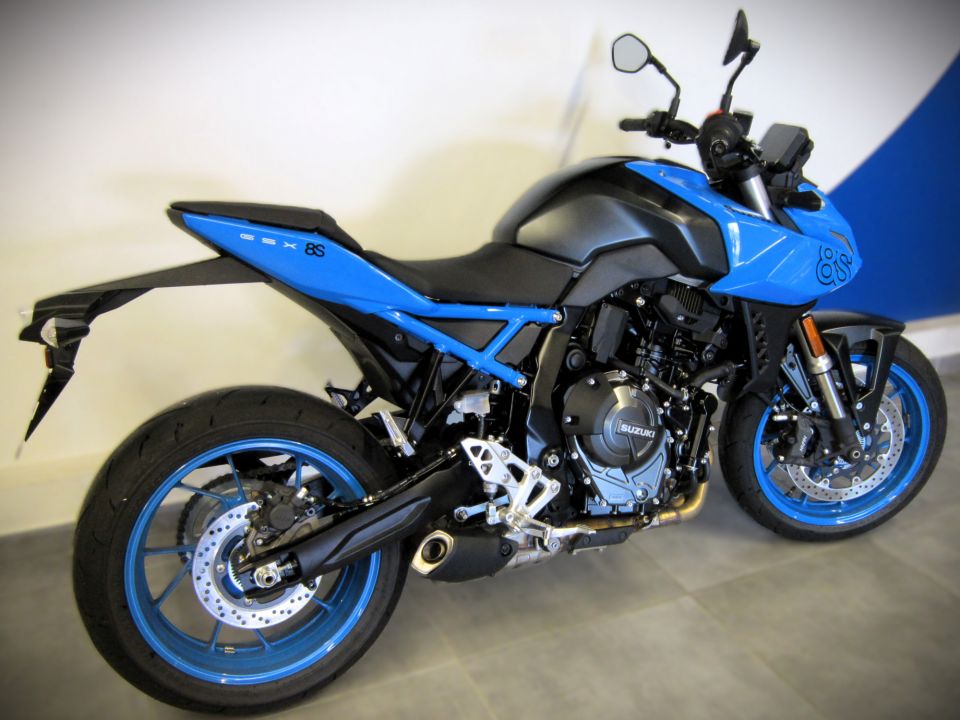 SUZUKI GSX-8S 4