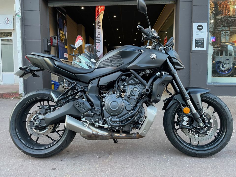 YAMAHA MT-07 4