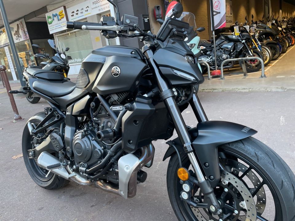 YAMAHA MT-07 4