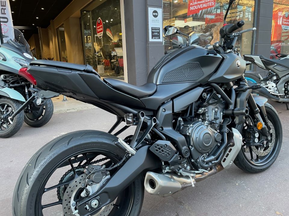 YAMAHA MT-07 4