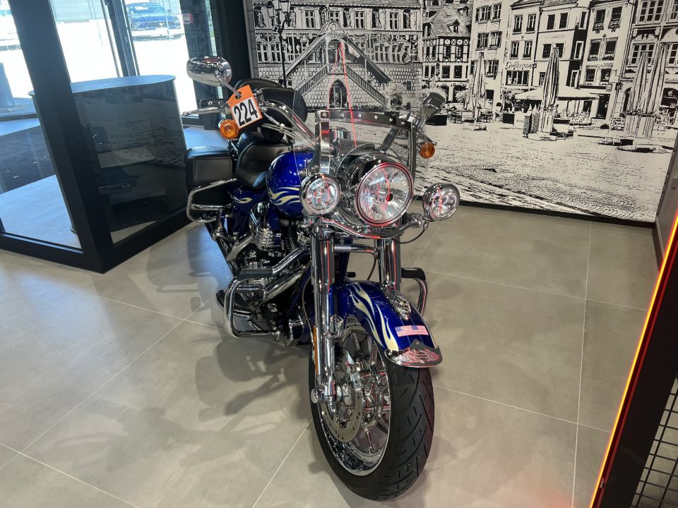 HARLEY-DAVIDSON TOURING ROAD KING 1800 CVO 4