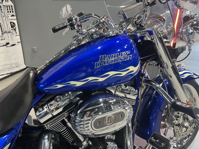HARLEY-DAVIDSON TOURING ROAD KING 1800 CVO 4