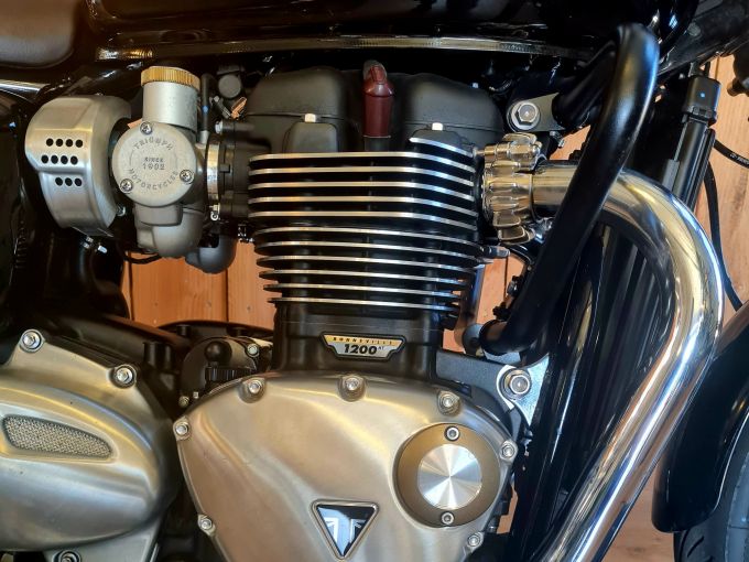 TRIUMPH Bonneville T120 Black 4