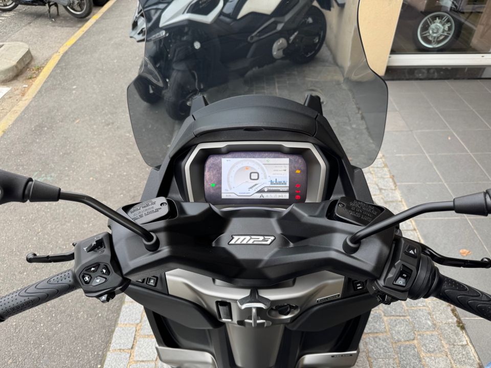 PIAGGIO MP3 530 HPE EXCLUSIVE 4