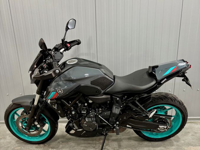YAMAHA MT-07 4