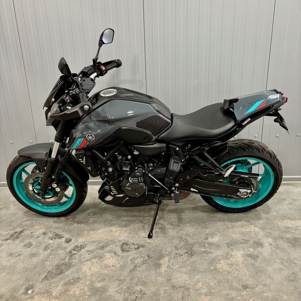 YAMAHA MT-07 4