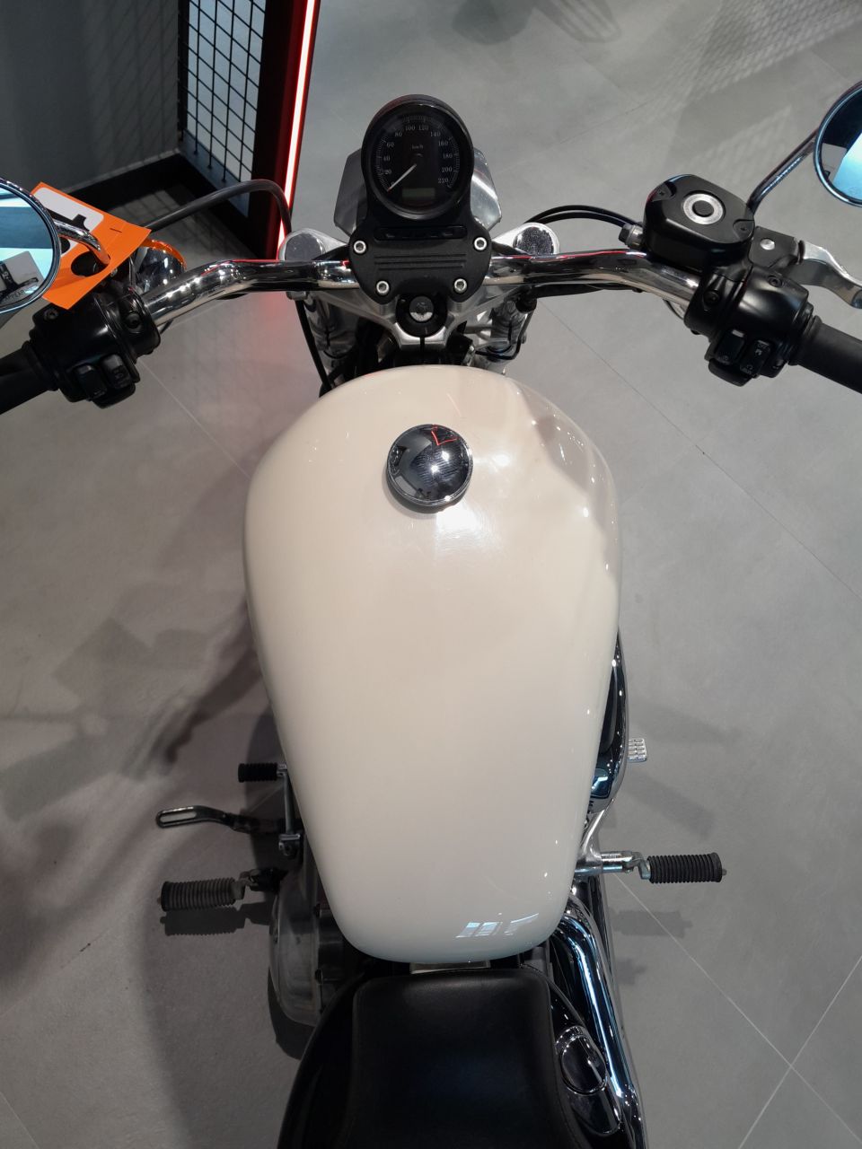 HARLEY-DAVIDSON SPORTSTER 883 LOW 4