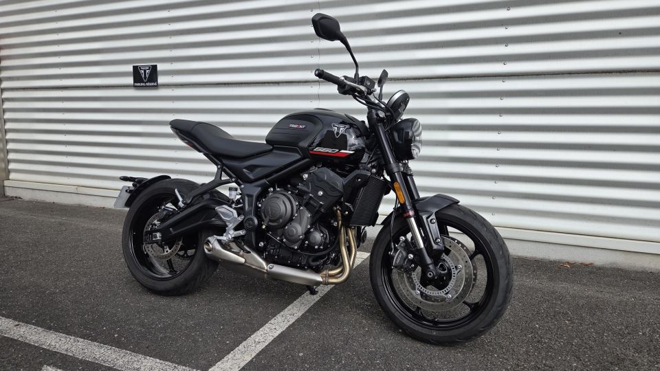 TRIUMPH TRIDENT 660 4