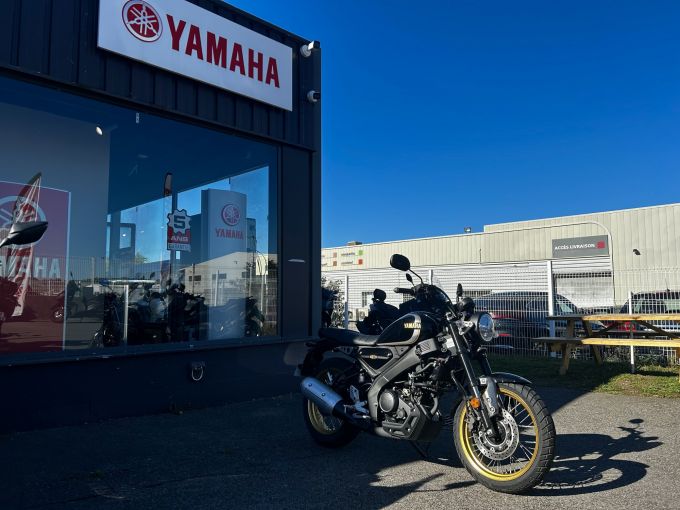 YAMAHA XSR 125 Legacy 4