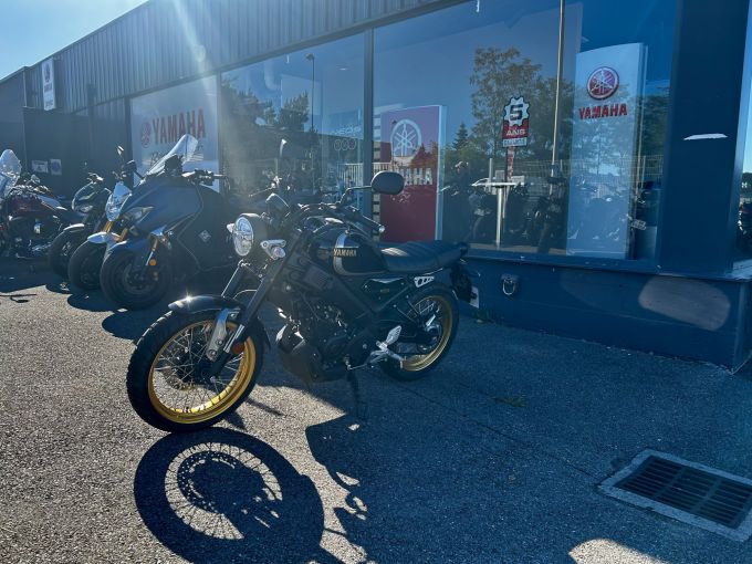 YAMAHA XSR 125 Legacy 4