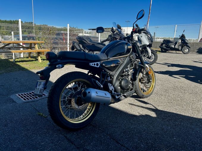 YAMAHA XSR 125 Legacy 4