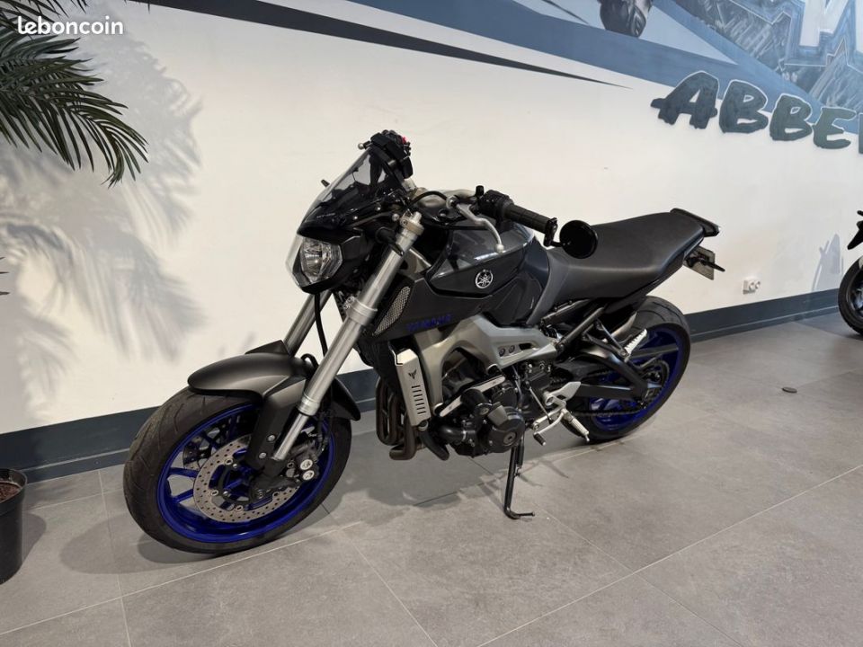 YAMAHA MT-09 4
