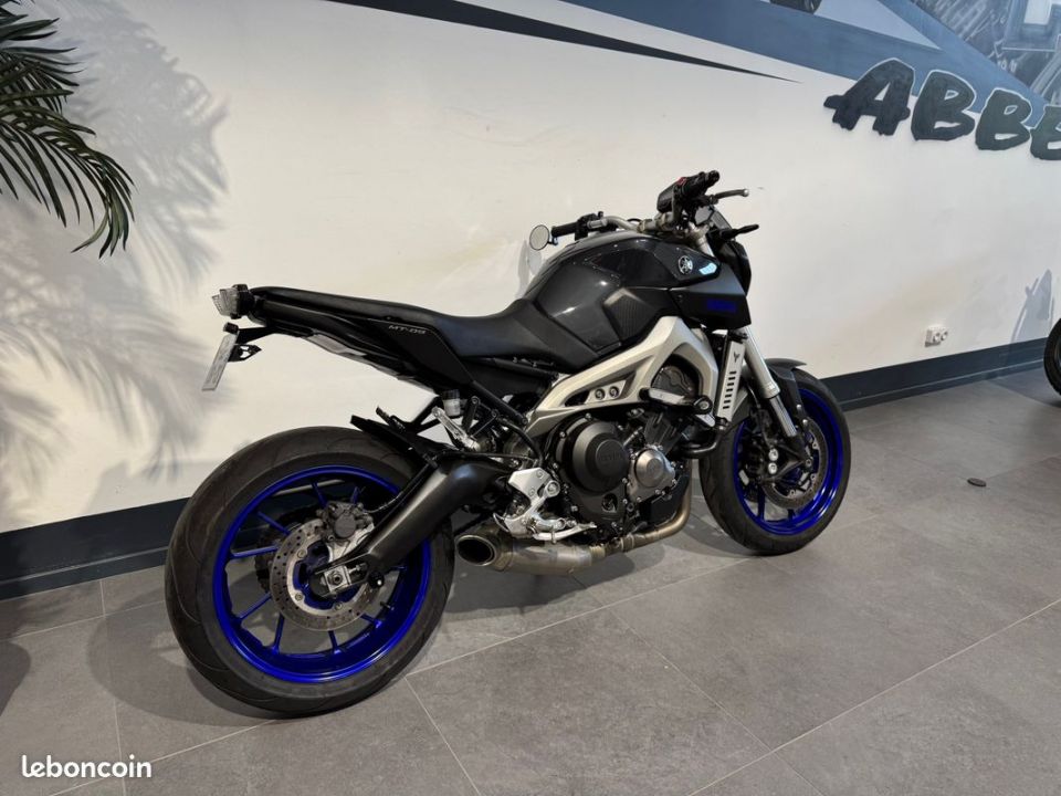 YAMAHA MT-09 4
