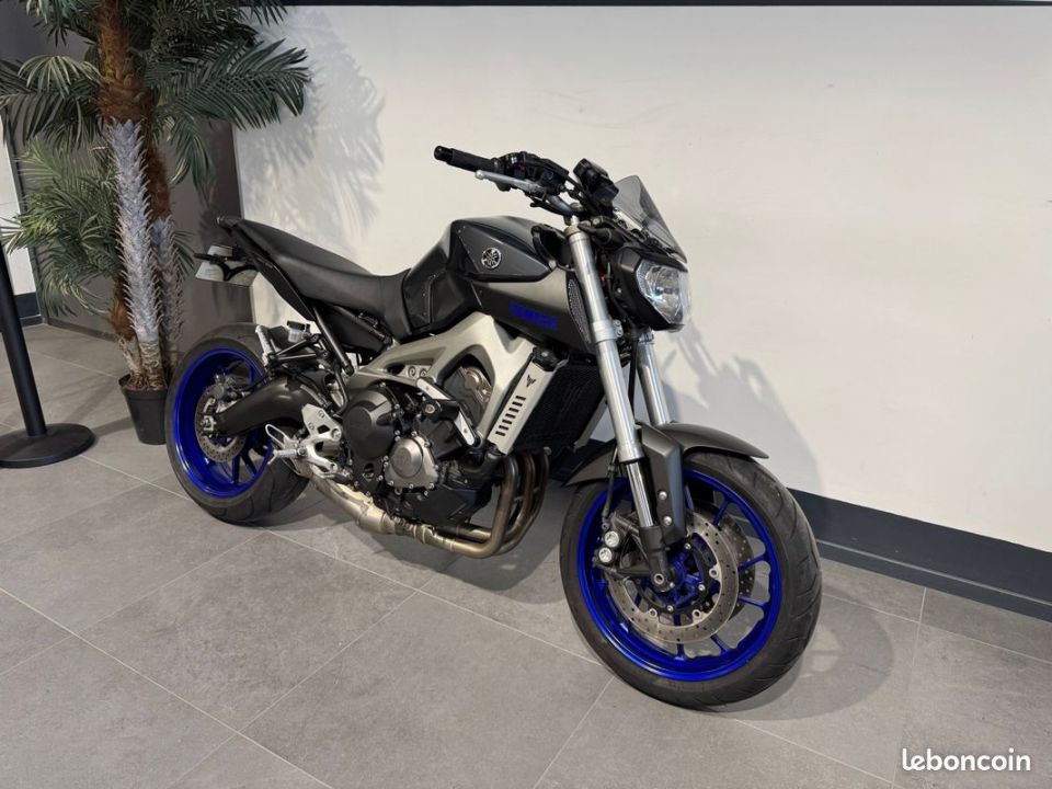 YAMAHA MT-09 4