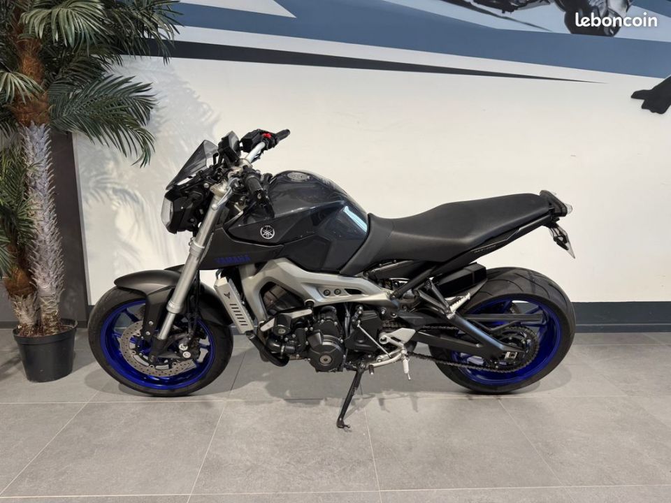 YAMAHA MT-09 4