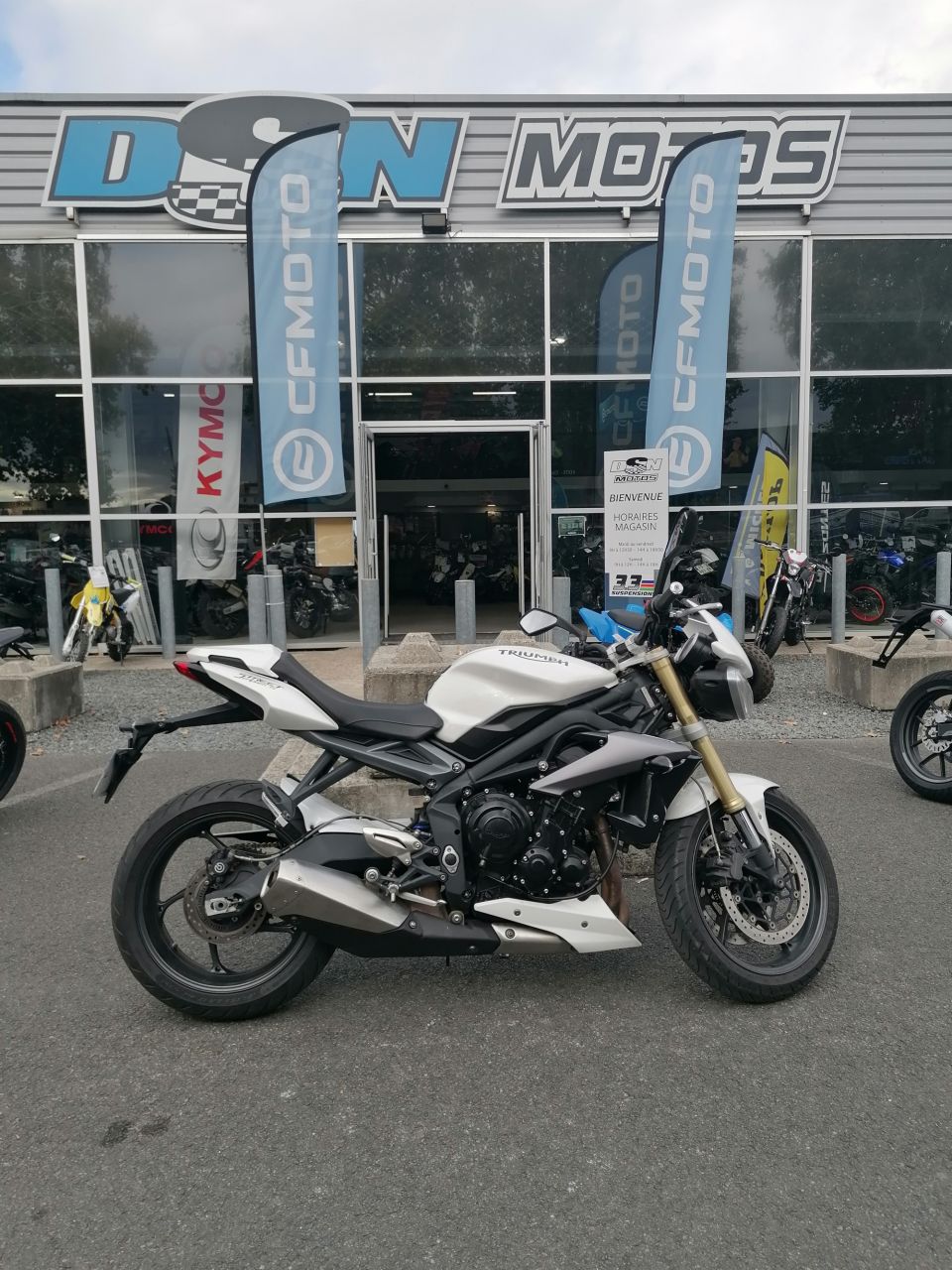 TRIUMPH STREET TRIPLE 675 4