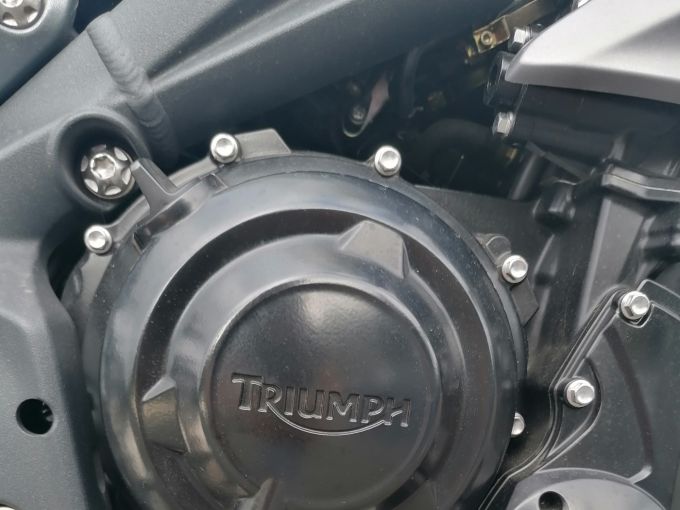 TRIUMPH STREET TRIPLE 675 4