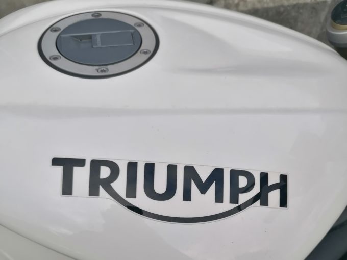 TRIUMPH STREET TRIPLE 675 4
