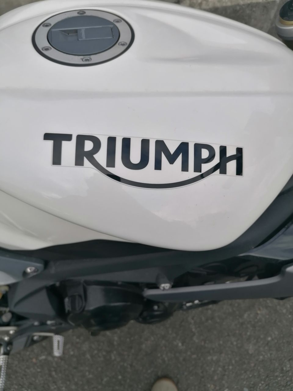 TRIUMPH STREET TRIPLE 675 4