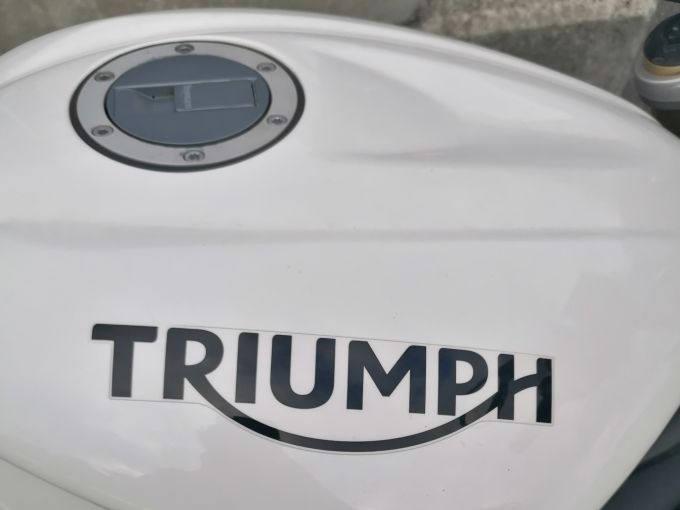 TRIUMPH STREET TRIPLE 675 4