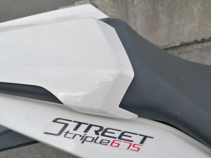 TRIUMPH STREET TRIPLE 675 4