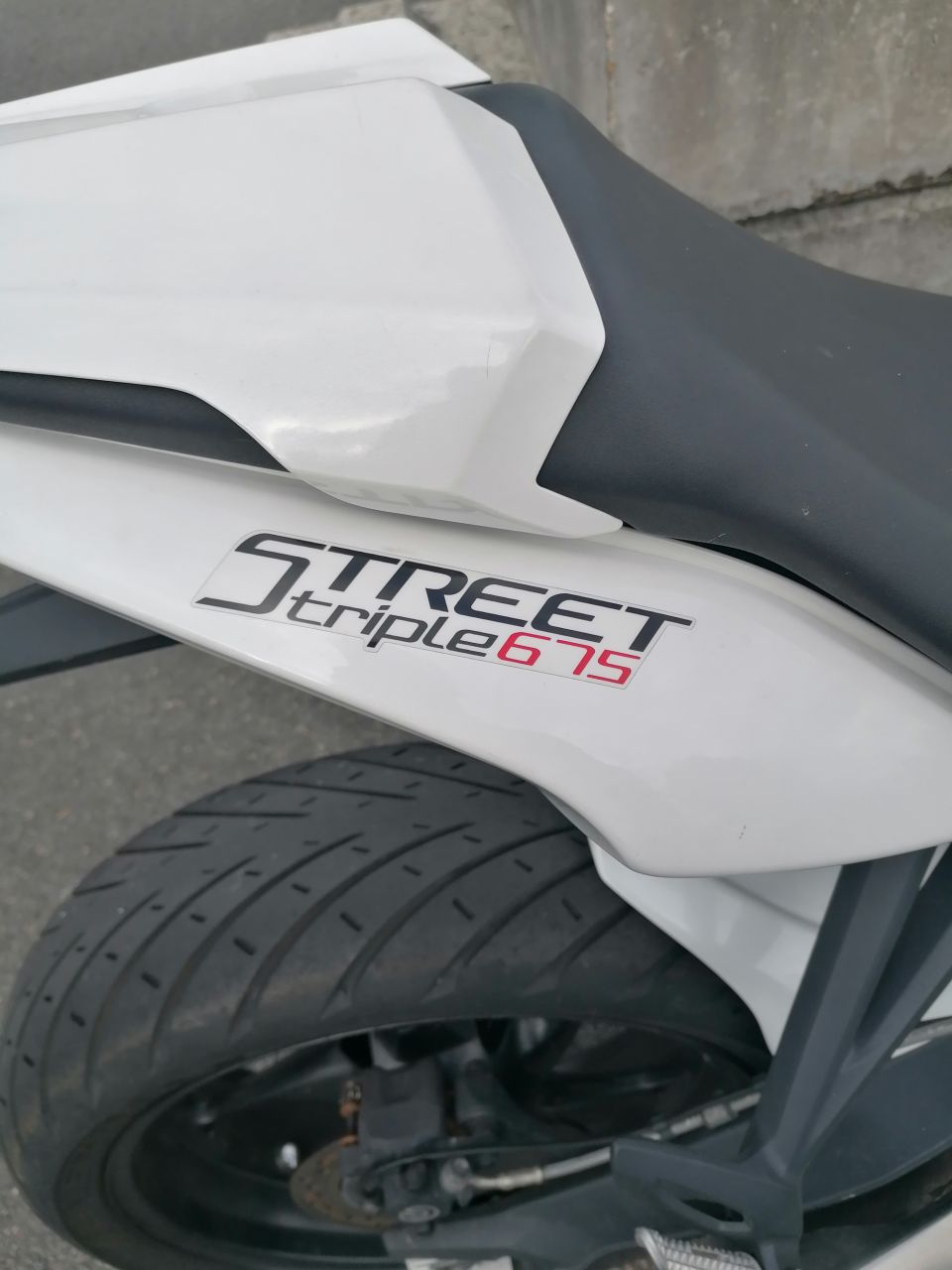 TRIUMPH STREET TRIPLE 675 4