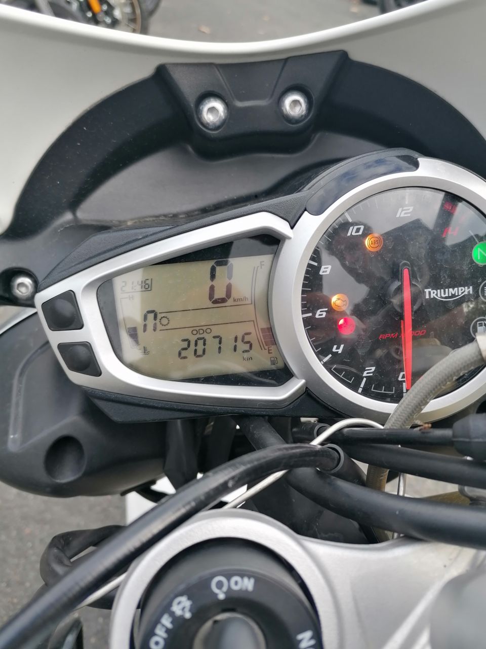 TRIUMPH STREET TRIPLE 675 4