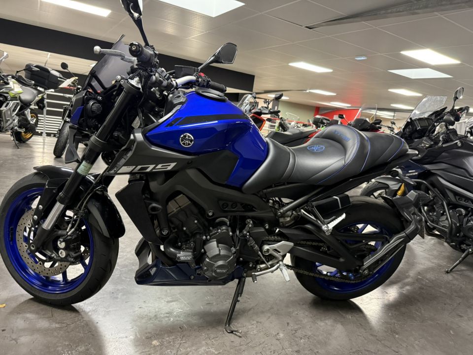YAMAHA MT-09 4