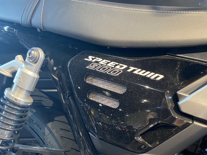 TRIUMPH SPEED TWIN 900 4