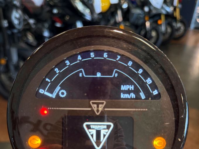TRIUMPH TRIDENT 660 4