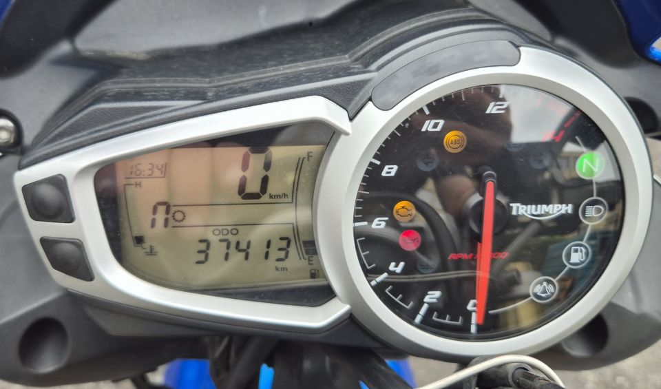 TRIUMPH STREET TRIPLE 675 4