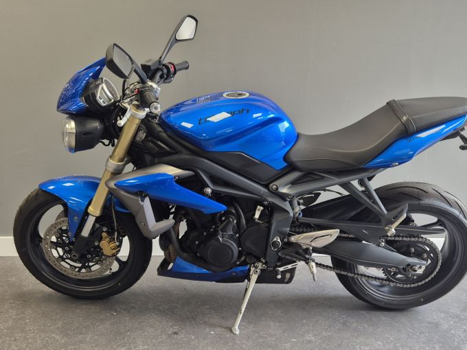 TRIUMPH STREET TRIPLE 675 4