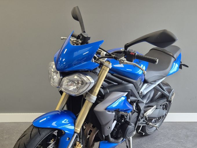 TRIUMPH STREET TRIPLE 675 4