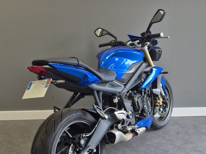 TRIUMPH STREET TRIPLE 675 4
