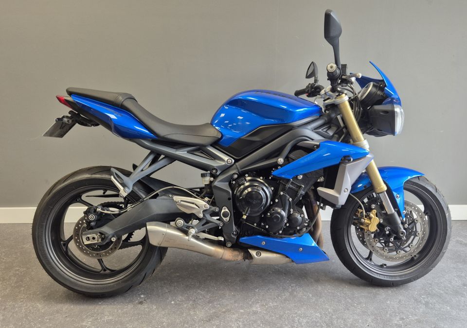 TRIUMPH STREET TRIPLE 675 4