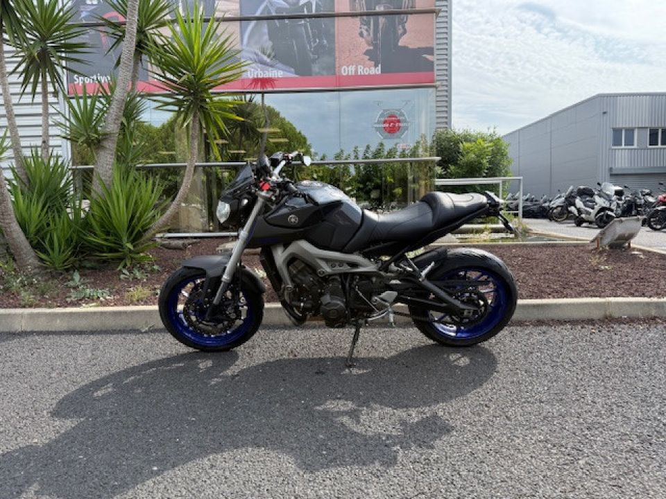 YAMAHA MT-09 4