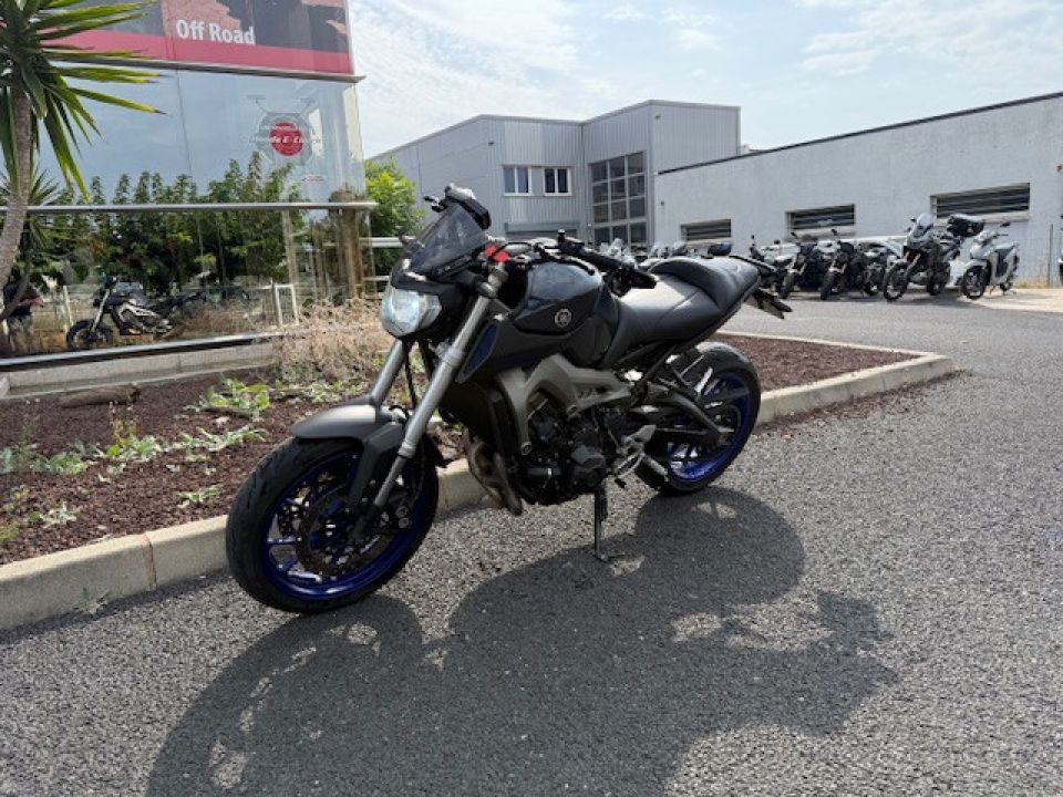 YAMAHA MT-09 4
