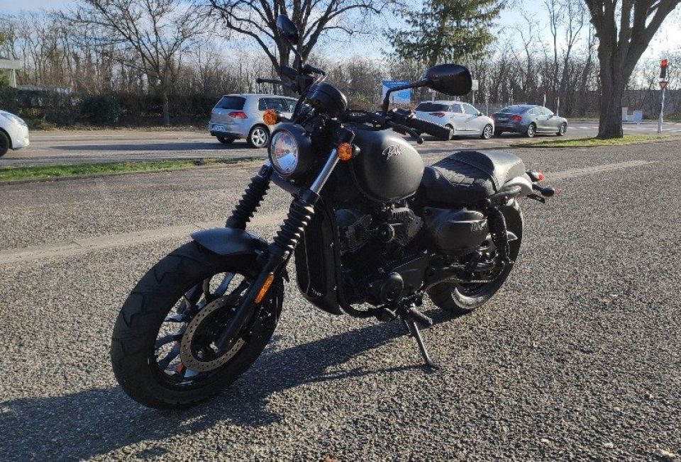 HYOSUNG 125 BOBBER 4