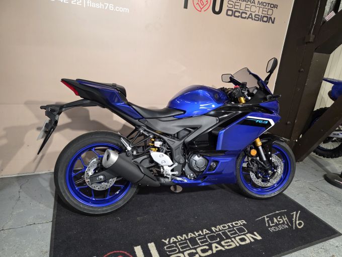YAMAHA YZF-R3 4